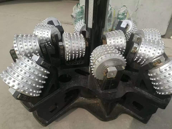 如何選擇反井鉆機(jī)擴(kuò)孔鉆頭？